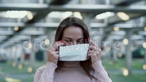 女孩脸上戴着保护面具视频的预览图