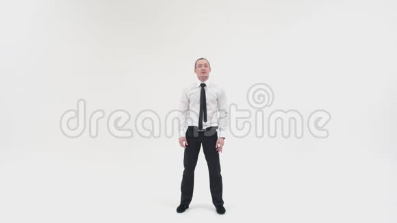 办公室职员在白色背景上跳舞休息剑士向旁边迈了一步张开双臂视频的预览图