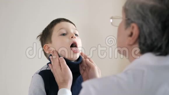 儿童医生在医院检查小男孩视频的预览图
