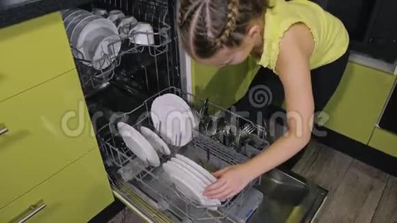 聪明的女孩学会用洗碗机时尚现代内置绿色黑色厨房用具孩子是干净的视频的预览图