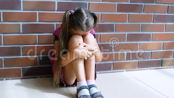 虐待儿童小女孩哭着坐在地上视频的预览图