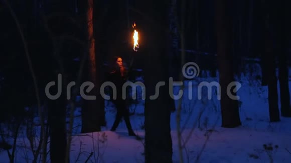 带着火炬的年轻女人离开了森林里的东西视频的预览图