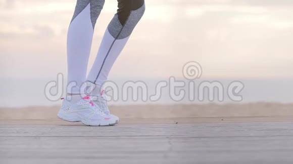 在海滨活动的妇女慢跑者做伸展运动视频的预览图