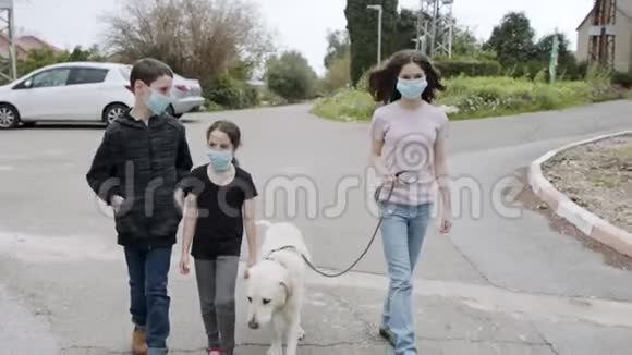 冠状病毒大流行儿童带着口罩在户外行走避免电晕视频的预览图