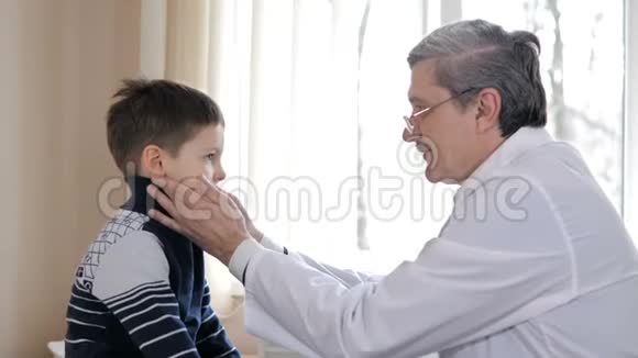 儿童医生在医院检查小男孩视频的预览图