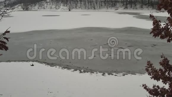 冰封的湖面视频的预览图