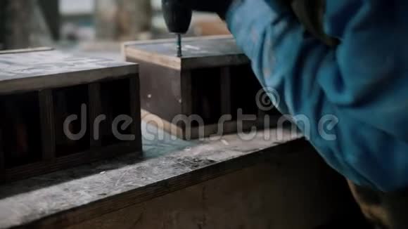 混凝土行业工人手套钻螺丝在大混凝土项目视频的预览图