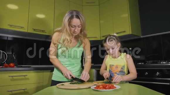 妈妈教女儿聪明的女孩学做饭米斯特雷斯的孩子们从一个那不勒斯鸡蛋煎煎蛋卷视频的预览图