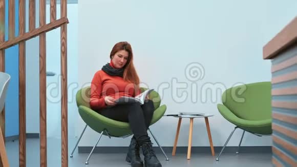 坐在候诊室的女人病人坐在候诊室的视图视频的预览图