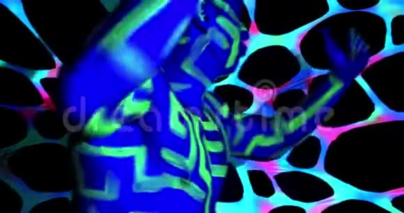 紫外线晚会上一个身材魁梧的男人在黑暗中跳舞的肖像4K视频的预览图