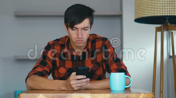 愤怒的男人在家里用手机沮丧的企业家对他在智能手机上读到的信息感到愤怒视频的预览图
