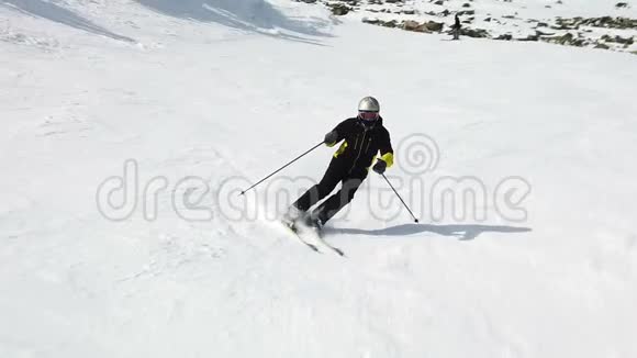 年轻的成人休闲滑雪者在寒冷的冬天享受田园诗般的完美天气视频的预览图