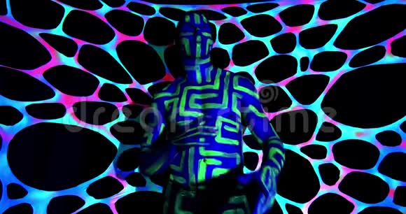 拥有紫外线身体艺术的大个子正在黑暗中在五颜六色的背景下跳舞视频的预览图