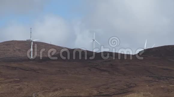 布朗山上的风力涡轮机视频的预览图