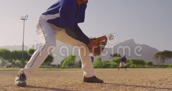棒球运动员在比赛中接球视频的预览图