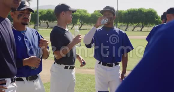 棒球运动员喝水视频的预览图