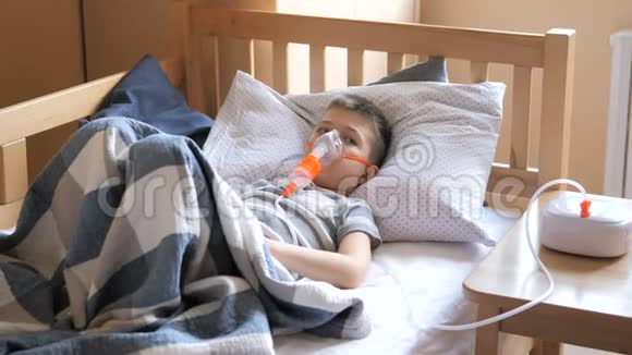 小男孩被用雾化器治疗咳嗽小男孩使用雾化器进行吸入治疗视频的预览图