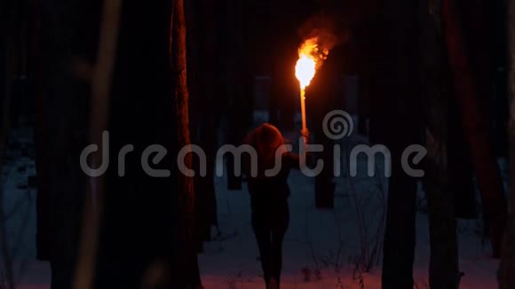 年轻女子在冬夜森林里奔跑的背影回首往事视频的预览图