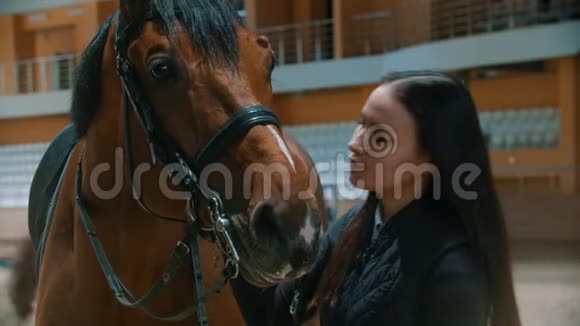 嬉皮士年轻的马妇站在她的马和亲吻她的脸视频的预览图