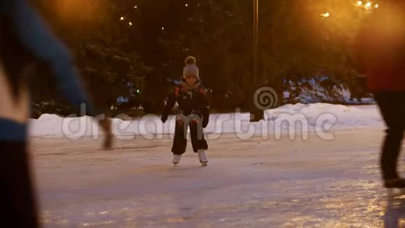 一个小孩在溜冰场上滑冰视频的预览图