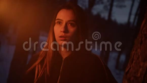 带着火炬在黑暗的森林里行走的年轻受惊的女人视频的预览图