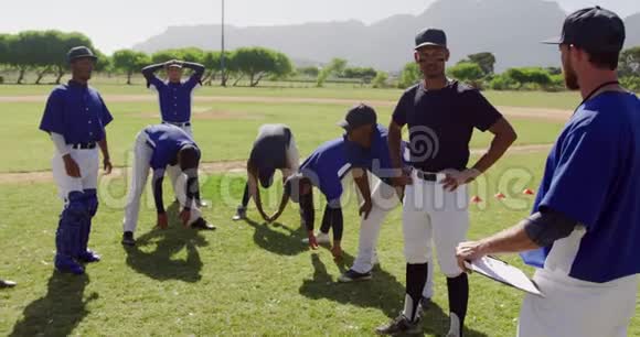 棒球运动员在比赛前伸展身体视频的预览图