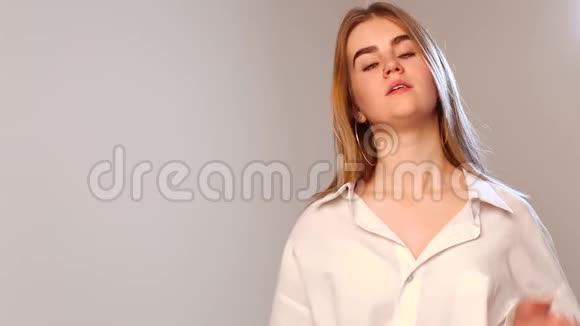一个年轻的金发美女穿着白衬衫谈着化妆视频的预览图