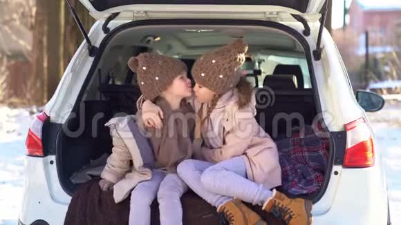 两个姐妹坐在车尾箱里接吻视频的预览图