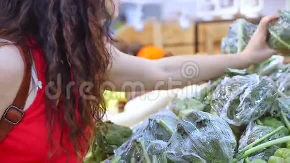 漂亮的年轻漂亮女孩或女人买食物蔬菜西兰花或花椰菜水果胡萝卜卷心菜沙拉视频的预览图