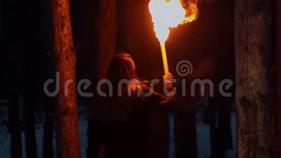 晚上在树林里散步的女人拿着火炬视频的预览图
