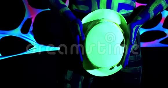 靠近一个男人跳舞用帽子遮住他的裤裆紫外线4K视频的预览图