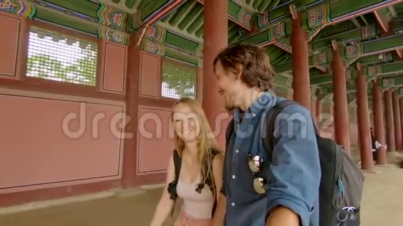 自拍视频年轻的男女游客参观韩国首尔的一座古代宫殿前往韩国的旅行视频的预览图