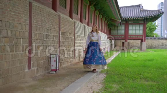 穿着韩国传统服装的年轻女子汉博克参观韩国首尔的古代宫殿前往韩国的旅行视频的预览图
