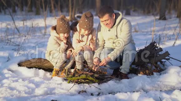在冬天的篝火堆上烤家庭肉视频的预览图