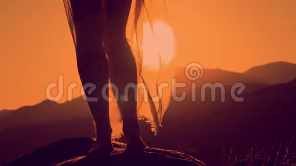 女腿剪影落日山背景视频的预览图