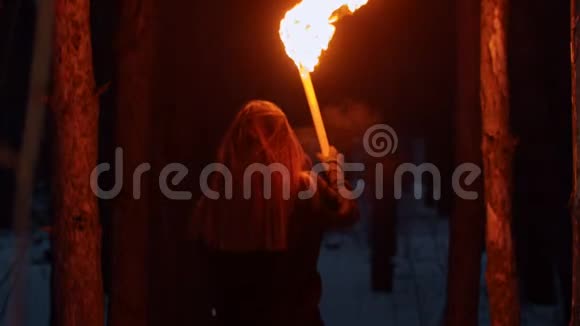 一位年轻女子在冬夜森林里奔跑回首往事视频的预览图