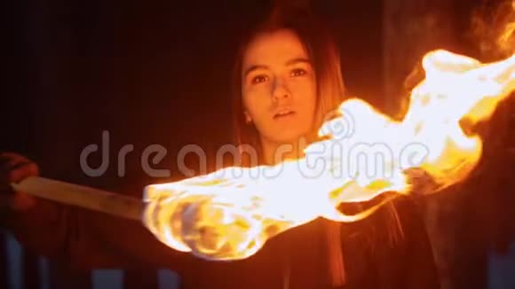 戴着牙套手持火炬的年轻女子站在冬林中视频的预览图