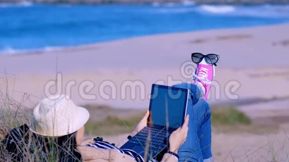 躺在沙滩上和朋友在沙滩上聊天的女人视频的预览图