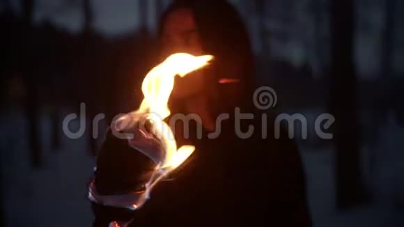 年轻女子晚上站在户外手里拿着火把四处张望视频的预览图
