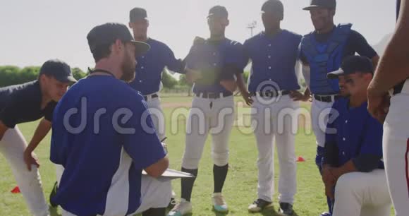 棒球运动员准备比赛视频的预览图