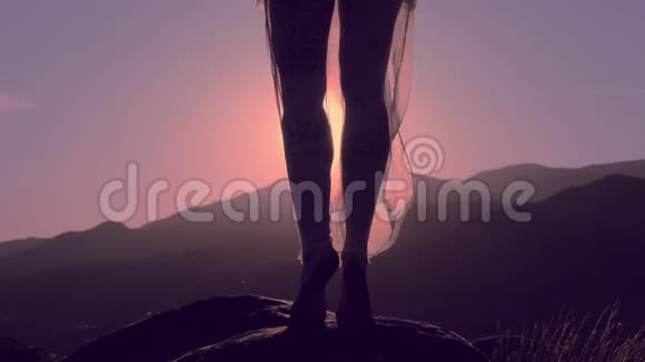 女性腿部轮廓日落山景视频的预览图