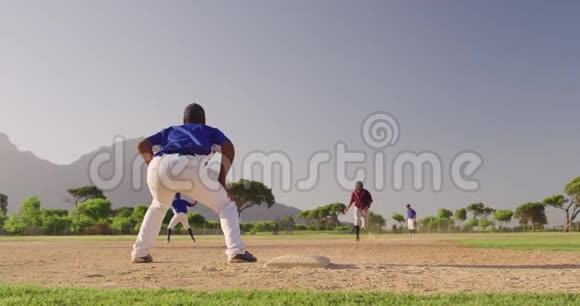 棒球运动员在比赛中跑到基地视频的预览图