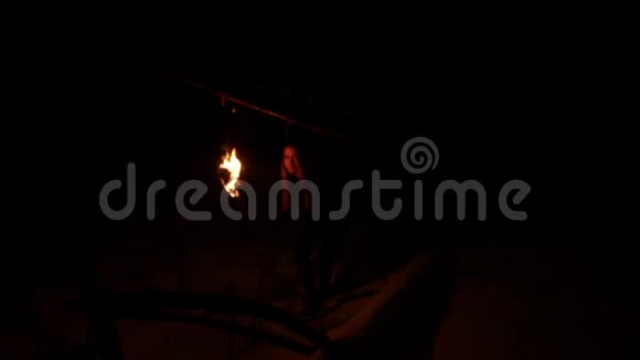 一位年轻女子晚上在可怕的冬季森林里用手工火炬行走视频的预览图