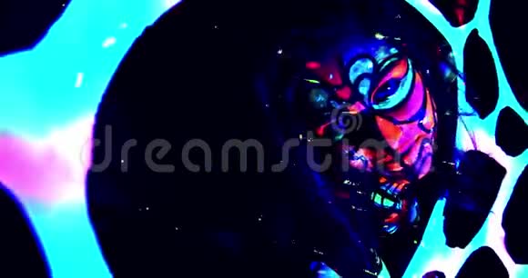 漂亮的彩色镜头一个女人在网中闪耀着身体艺术4k视频的预览图