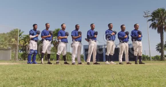 棒球运动员站在线上视频的预览图