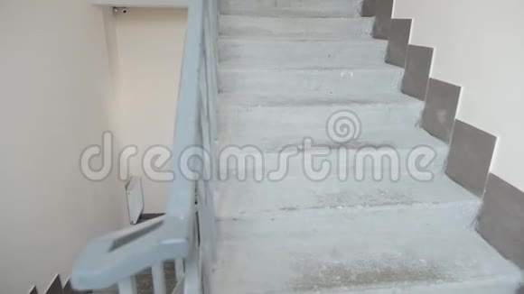 一位孕妇带着家人爬上公寓楼的楼梯视频的预览图
