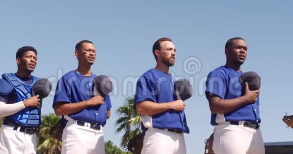 棒球运动员站在线上视频的预览图