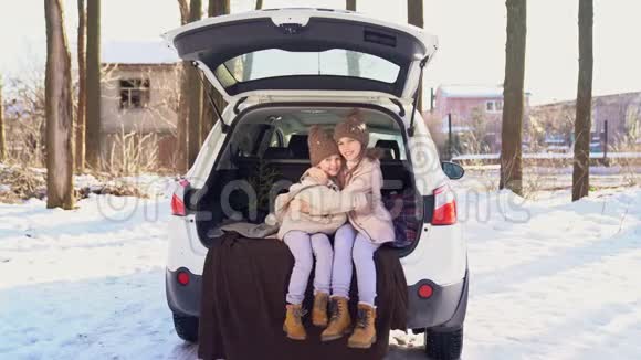 两个姐妹坐在车尾箱里拥抱视频的预览图