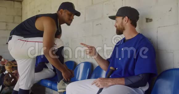 棒球运动员一起讨论视频的预览图