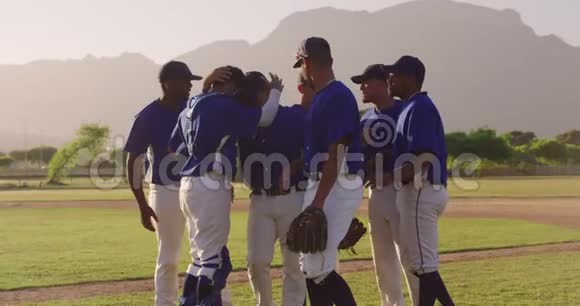 棒球运动员在比赛结束后拥抱和庆祝视频的预览图